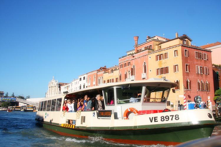 巴解威尼斯人水上乐园（威尼斯标志性的水上巴士）